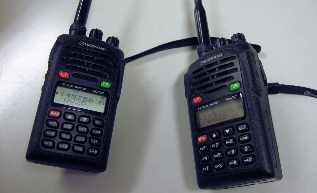 VHF-käsiradiot.