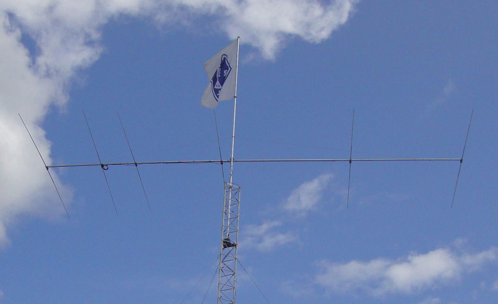 Antenni ja SRAL:n lippu.
