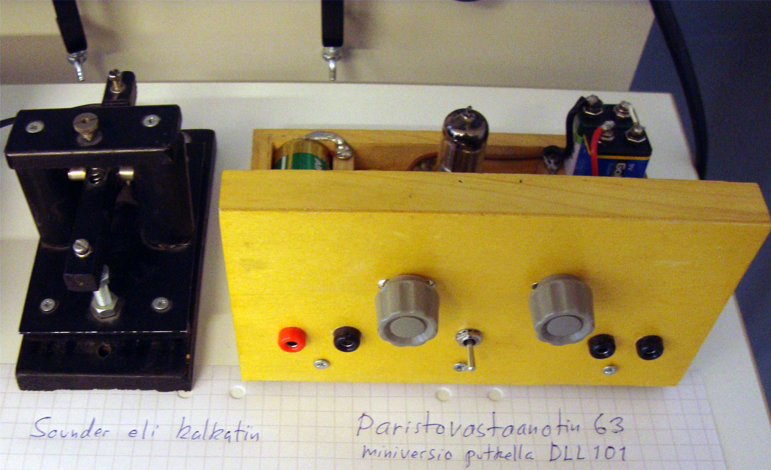 Itse rakennettujen radioiden näyttelyssä paristovastaanotin ja kalkutin.